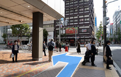 直進し「札幌かに本家」の手前の交差点を左へ曲がります。
